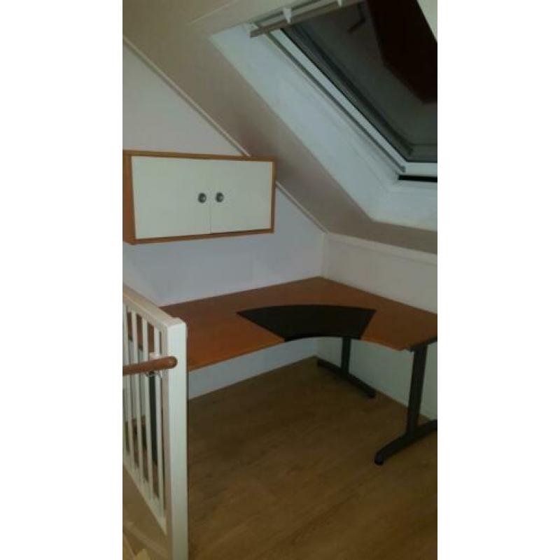 Bureau compleet. Incl kast en stoel.