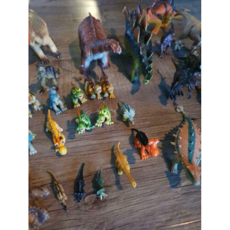 Veel soorten dinosaurussen 48 stuks