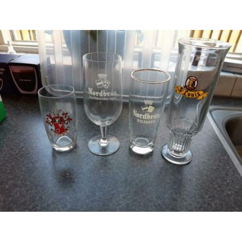 25 retro bierglazen biermerken. Partij bierglazen oud.