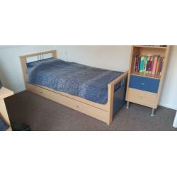 Complete slaapkamer. Bed, kledingkast, kast en bureau