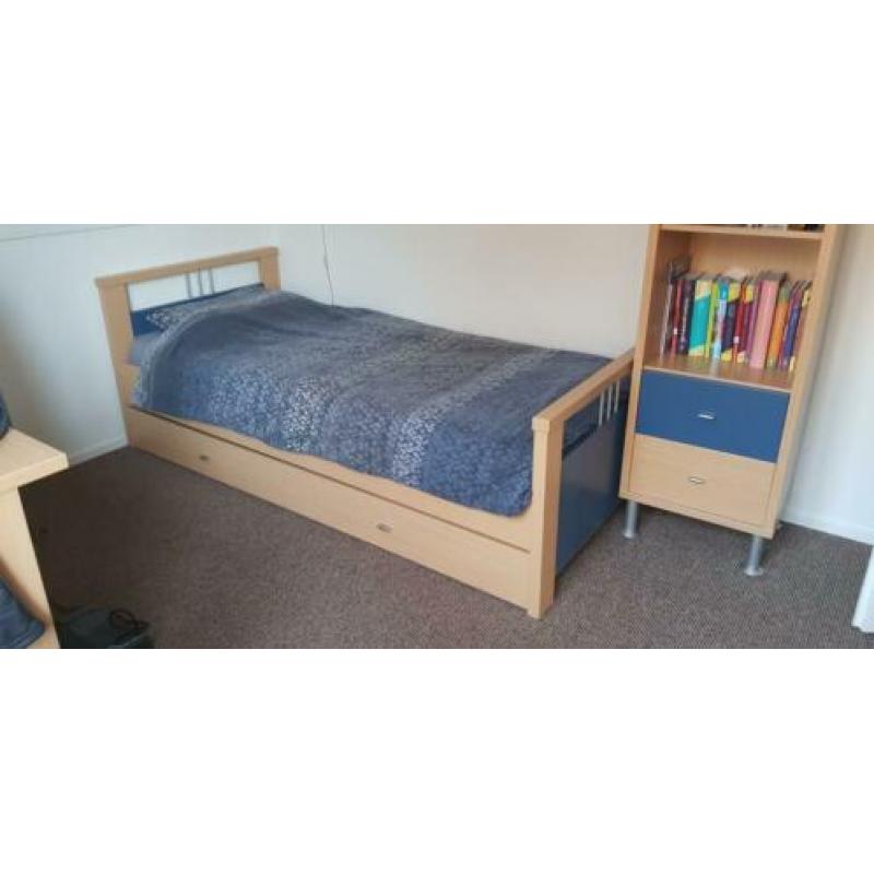 Complete slaapkamer. Bed, kledingkast, kast en bureau