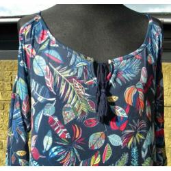 Donkerblauw paisley blaadjes A-lijn cold shoulder jurk mt 48