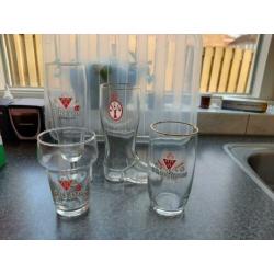 25 retro bierglazen biermerken. Partij bierglazen oud.