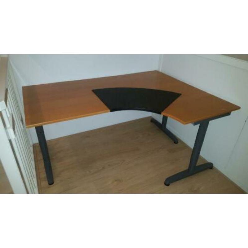Bureau compleet. Incl kast en stoel.
