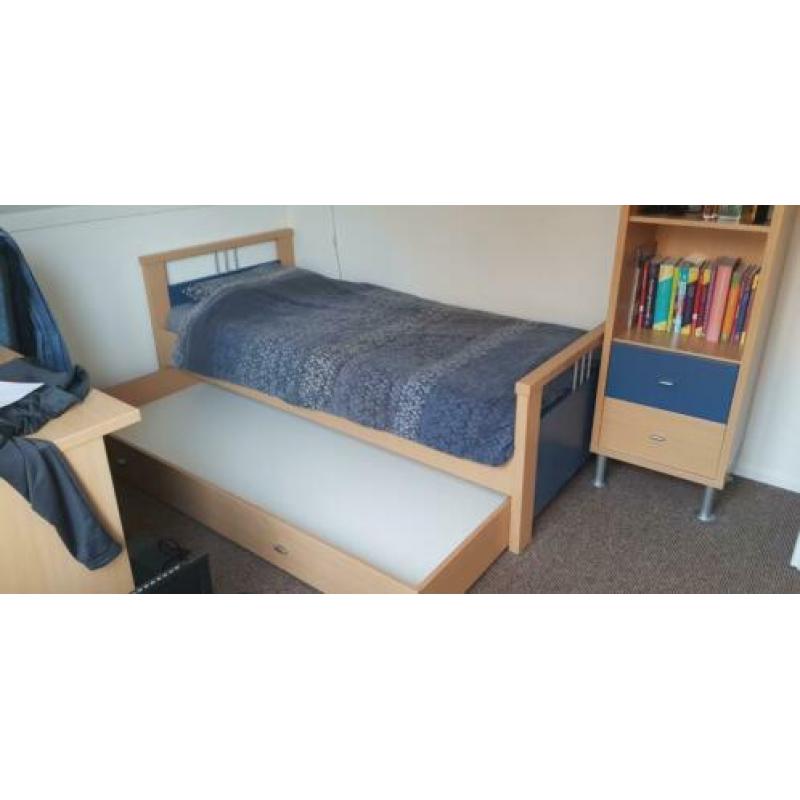 Complete slaapkamer. Bed, kledingkast, kast en bureau