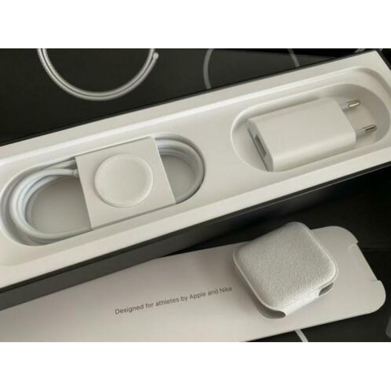 Apple Watch Series 4 Nike 44 Silver ALLEEN HORLOGE PRIJS