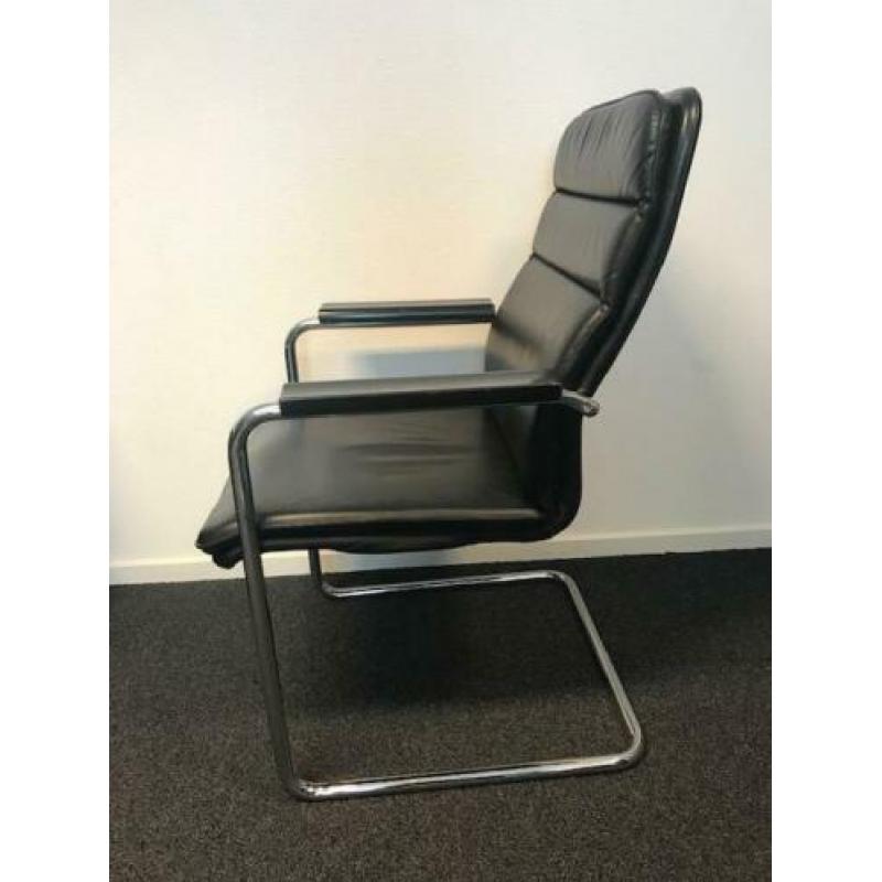Vergaderstoelen Thonet zwart leder chroom sledeframe