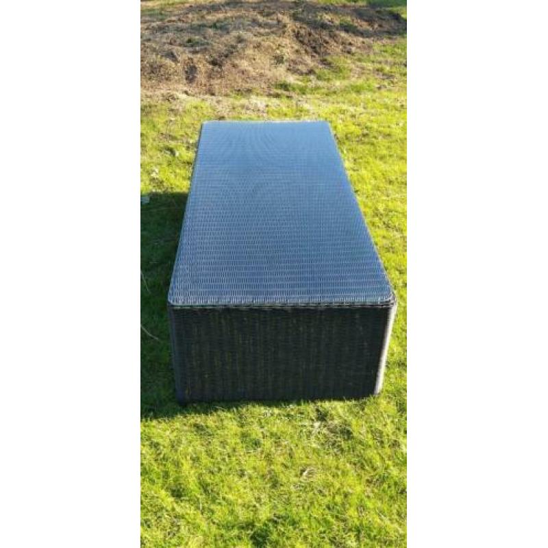 Grote zwarte salontafel met glasplaat van Bois le duc