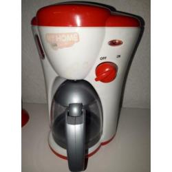 Mixer en een koffie apparaat. Voor in het keukentje