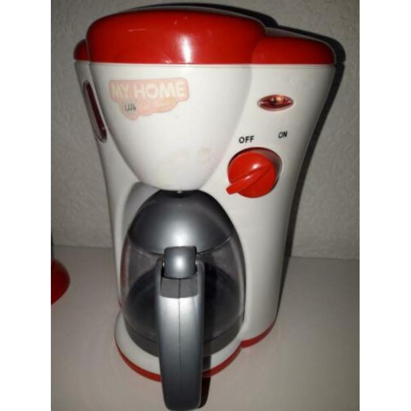 Mixer en een koffie apparaat. Voor in het keukentje