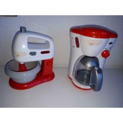 Mixer en een koffie apparaat. Voor in het keukentje