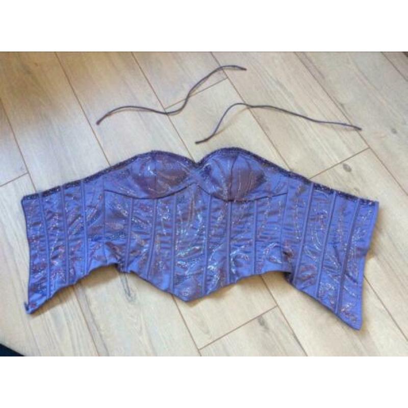 Trouwjurk M aparte lange zwarte rok met sleep en lila top