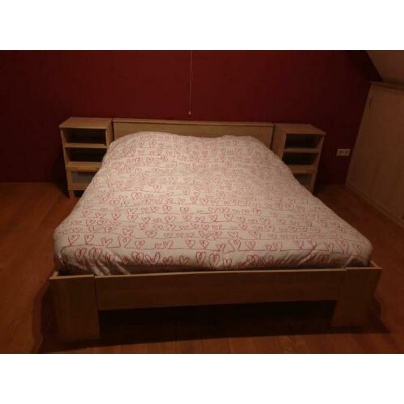 Bed plus nachtkastjes 160x 200 cm