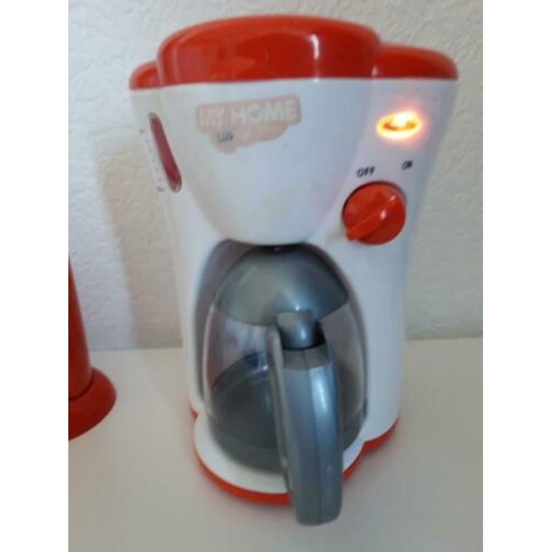 Mixer en een koffie apparaat. Voor in het keukentje