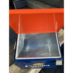 Corona koelbox met opener. Metaal