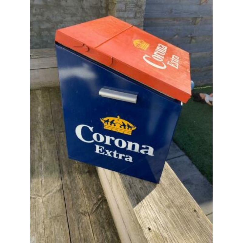 Corona koelbox met opener. Metaal