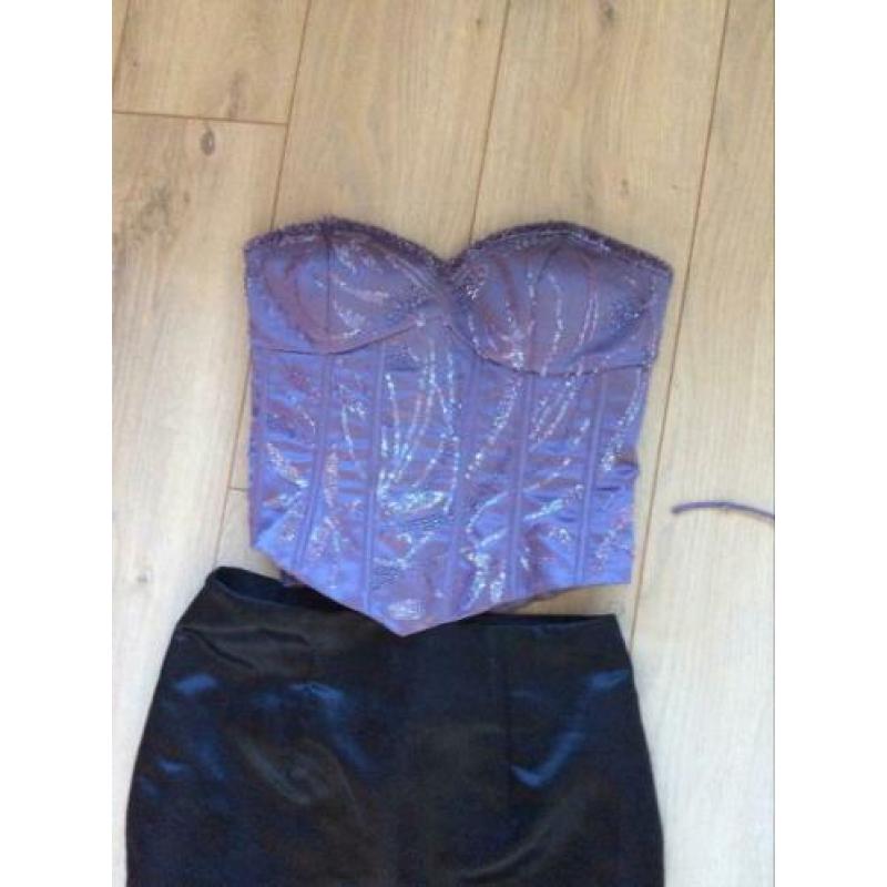 Trouwjurk M aparte lange zwarte rok met sleep en lila top