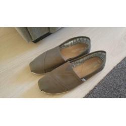 Toms olijfgroen maat 41