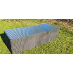 Grote zwarte salontafel met glasplaat van Bois le duc
