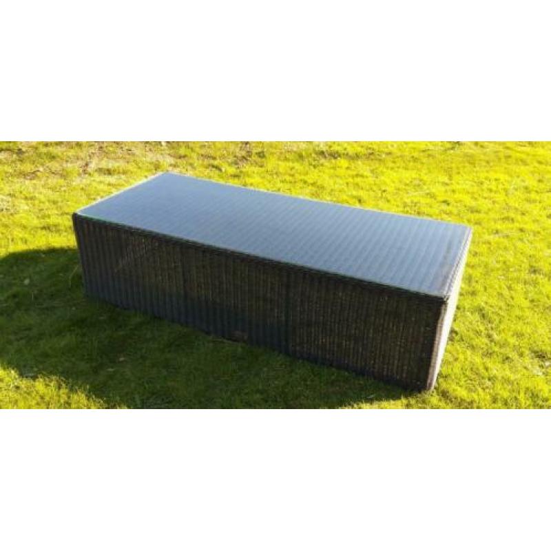 Grote zwarte salontafel met glasplaat van Bois le duc