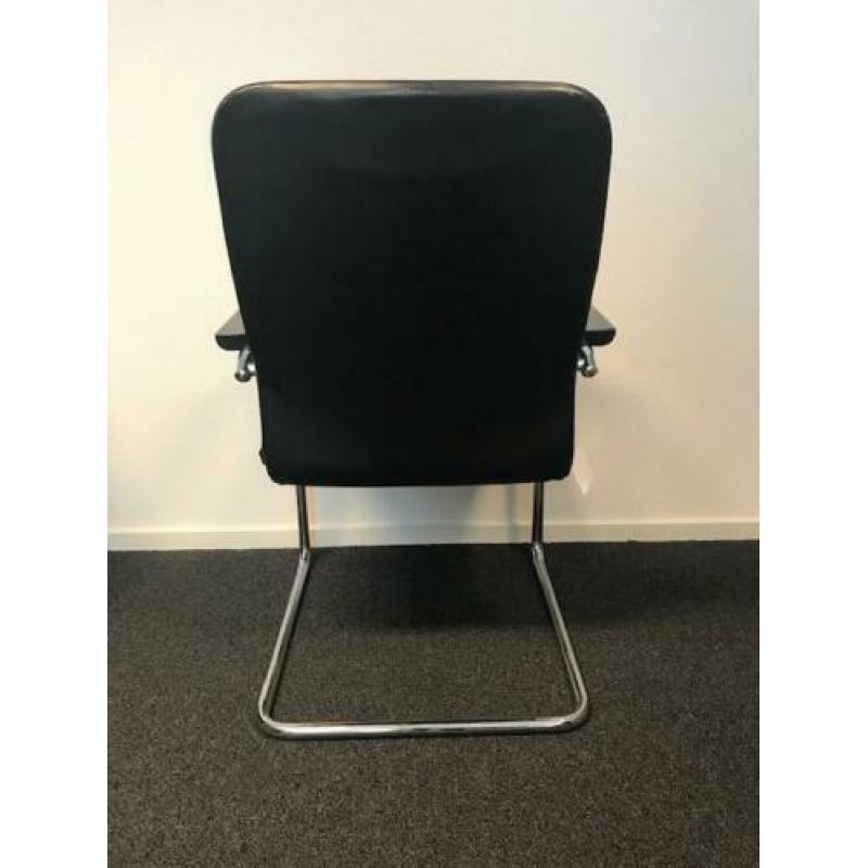 Vergaderstoelen Thonet zwart leder chroom sledeframe