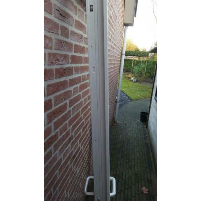 Hardhouten buitendeur.