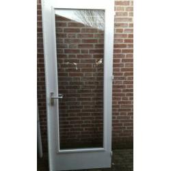 Hardhouten buitendeur.