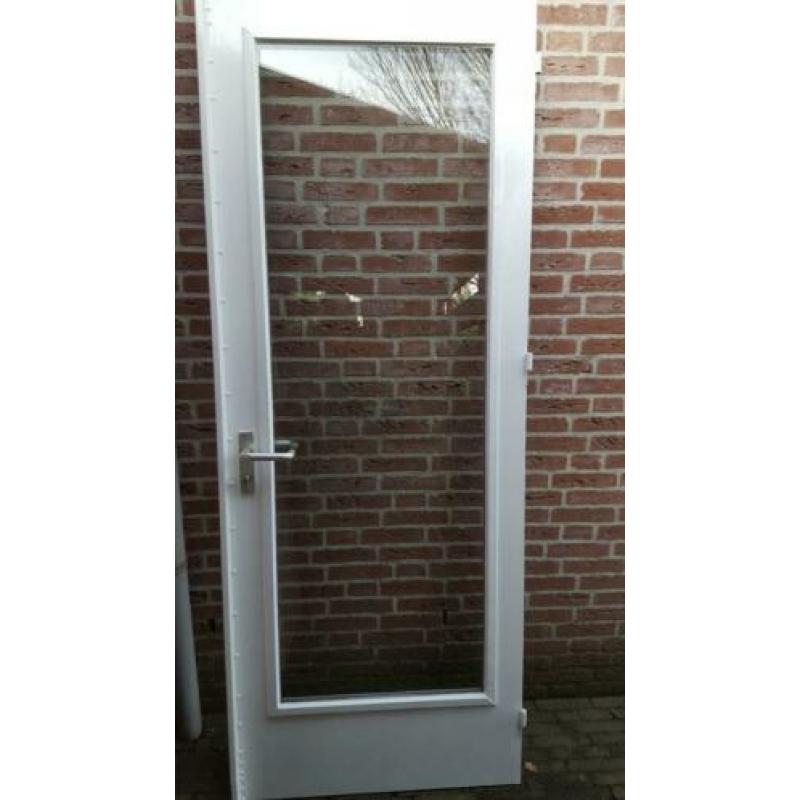 Hardhouten buitendeur.