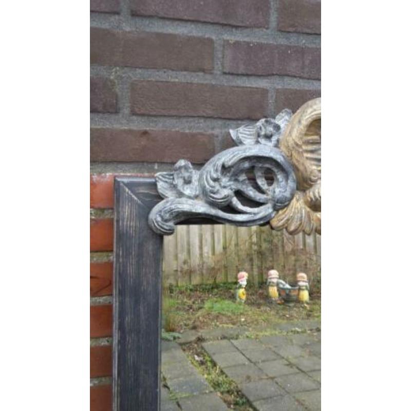 Mooi spiegellijst met houtsnijwerk