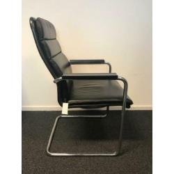 Vergaderstoelen Thonet zwart leder chroom sledeframe