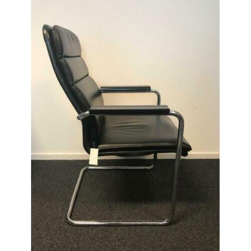 Vergaderstoelen Thonet zwart leder chroom sledeframe