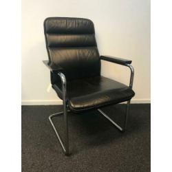Vergaderstoelen Thonet zwart leder chroom sledeframe