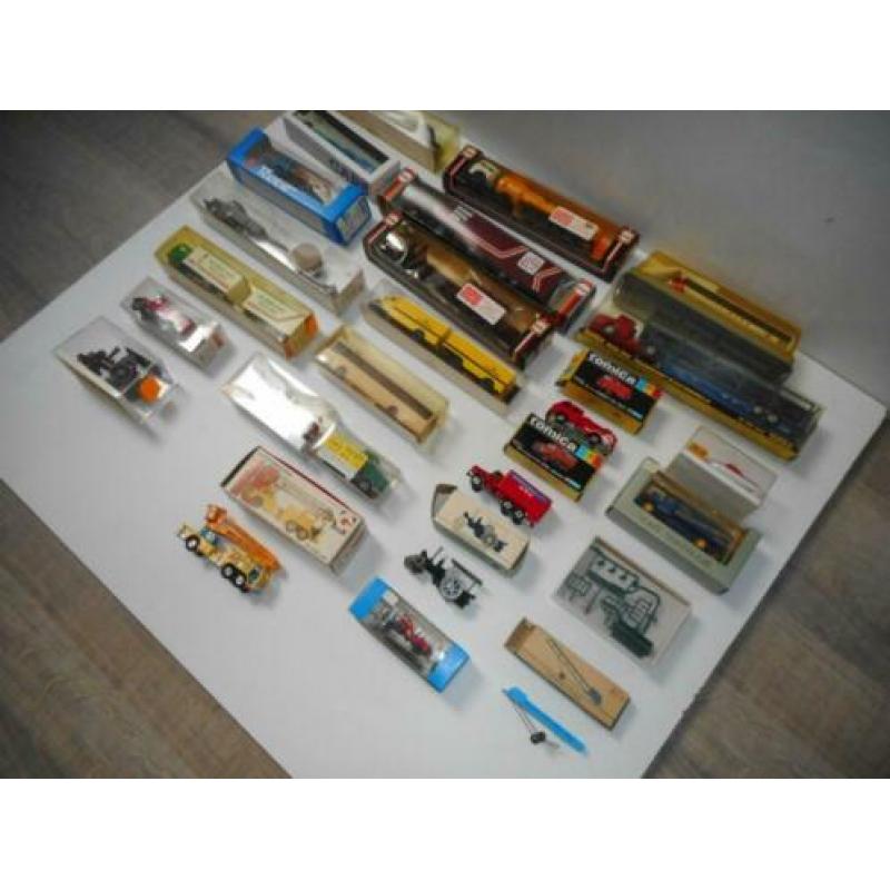 Vrachtwagens, bussen en aanhangers 1:87 52x diverse merken