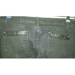 Jeans broek zwart met lederlook acsenten...NIEUW!! mt.m/l