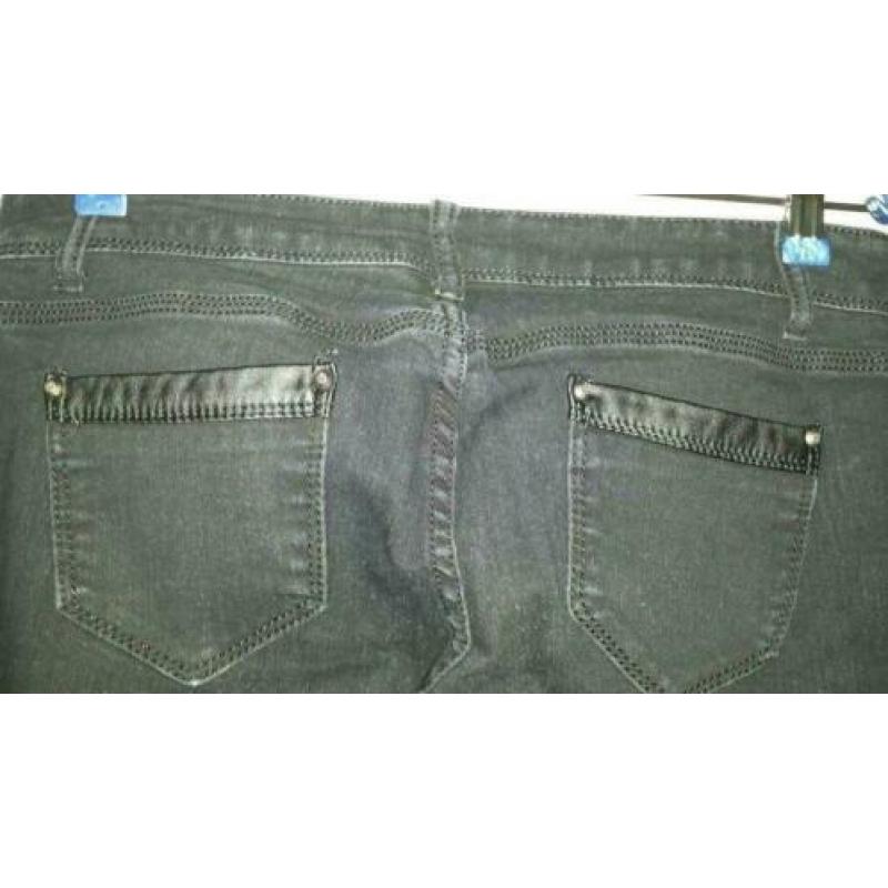 Jeans broek zwart met lederlook acsenten...NIEUW!! mt.m/l
