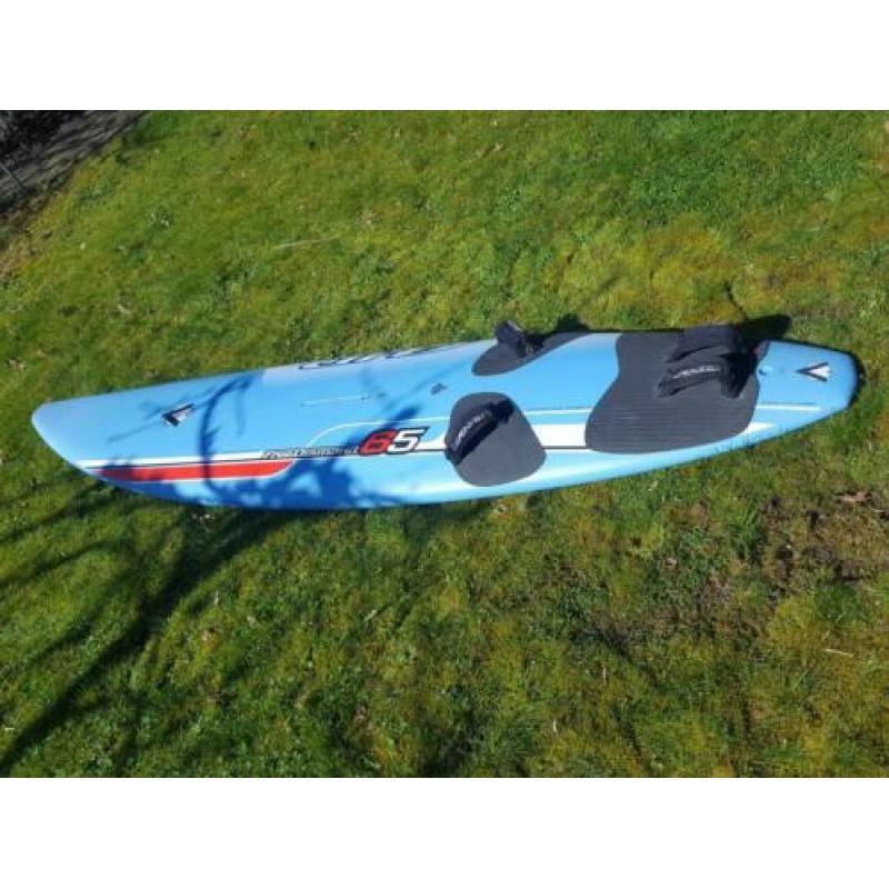 surfplanken - zeilen - masten - gieken