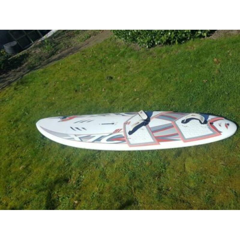 surfplanken - zeilen - masten - gieken