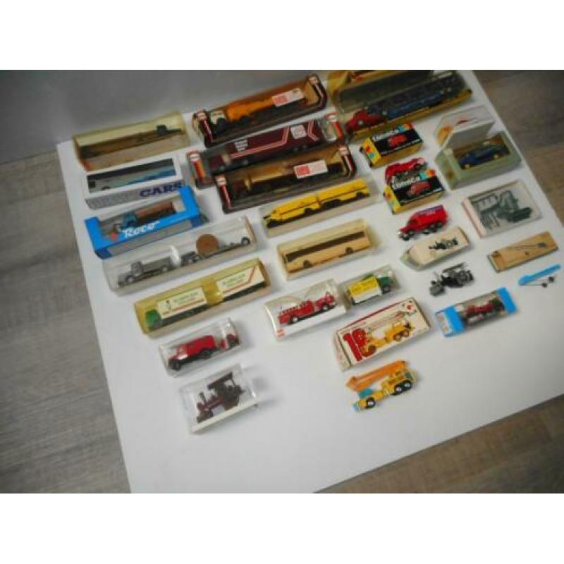 Vrachtwagens, bussen en aanhangers 1:87 52x diverse merken