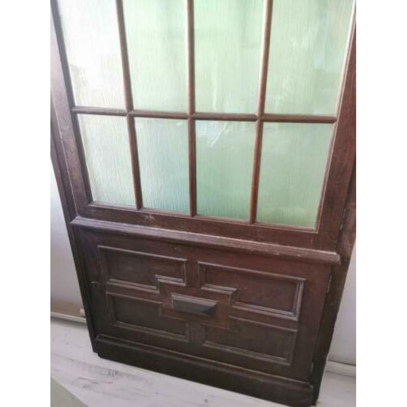Sale Oude deur met mooi houtsnijwerk en openslaand glas