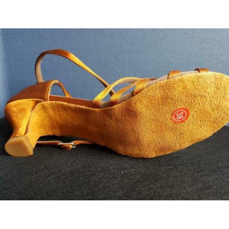 Gloednieuwe dansschoenen