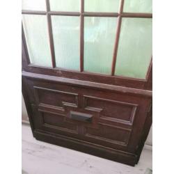 Sale Oude deur met mooi houtsnijwerk en openslaand glas