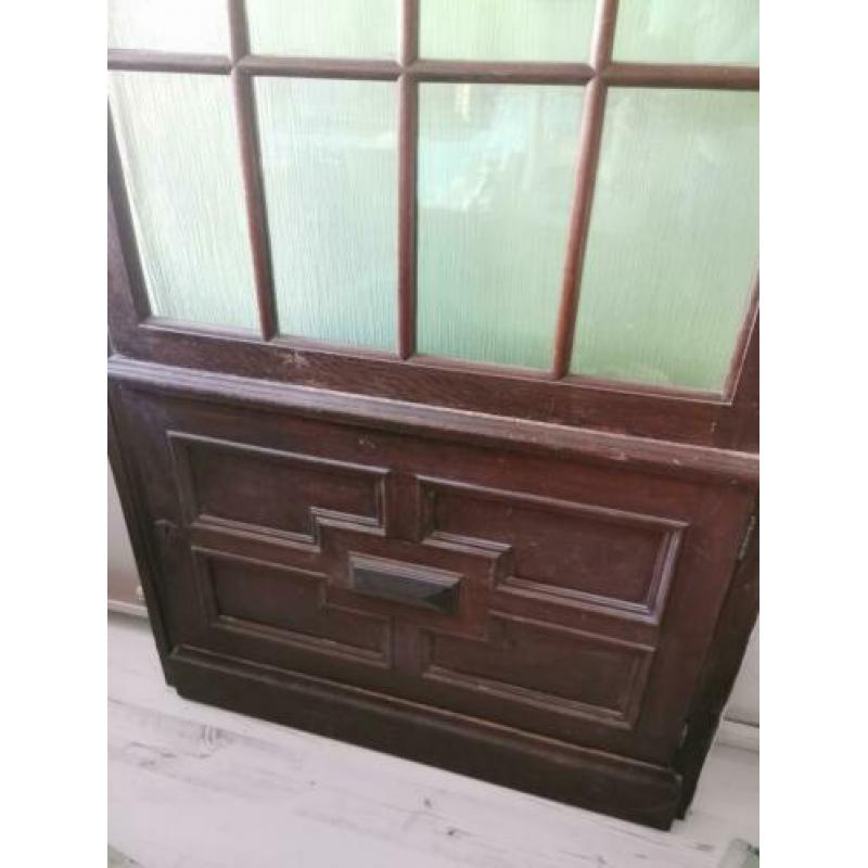 Sale Oude deur met mooi houtsnijwerk en openslaand glas