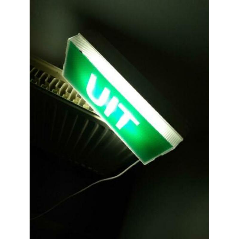 Groen UIT lamp, zo vindt je ze niet veel, erg origineel