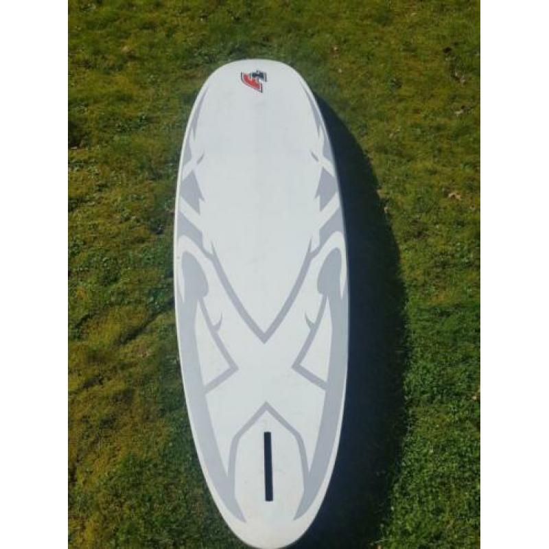 surfplanken - zeilen - masten - gieken