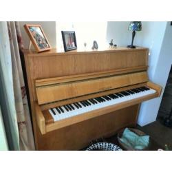 piano eiken gefineerd in z.g.a.n.