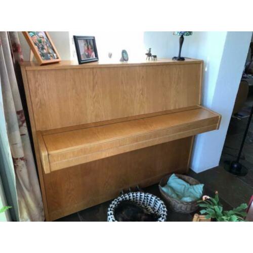 piano eiken gefineerd in z.g.a.n.