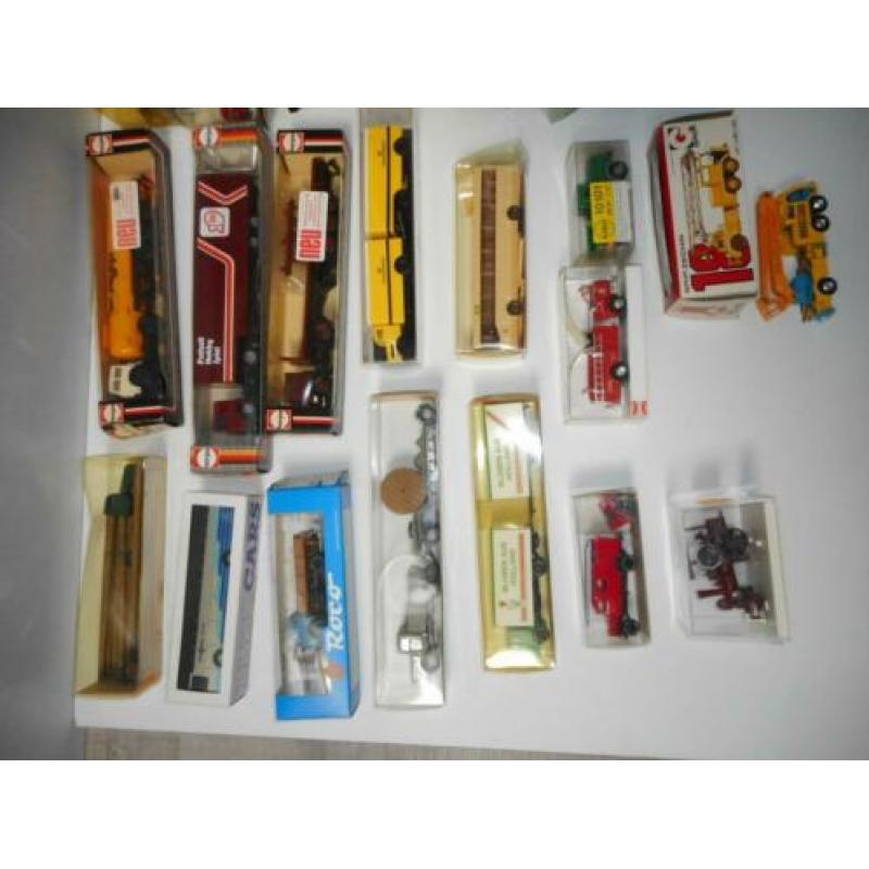 Vrachtwagens, bussen en aanhangers 1:87 52x diverse merken