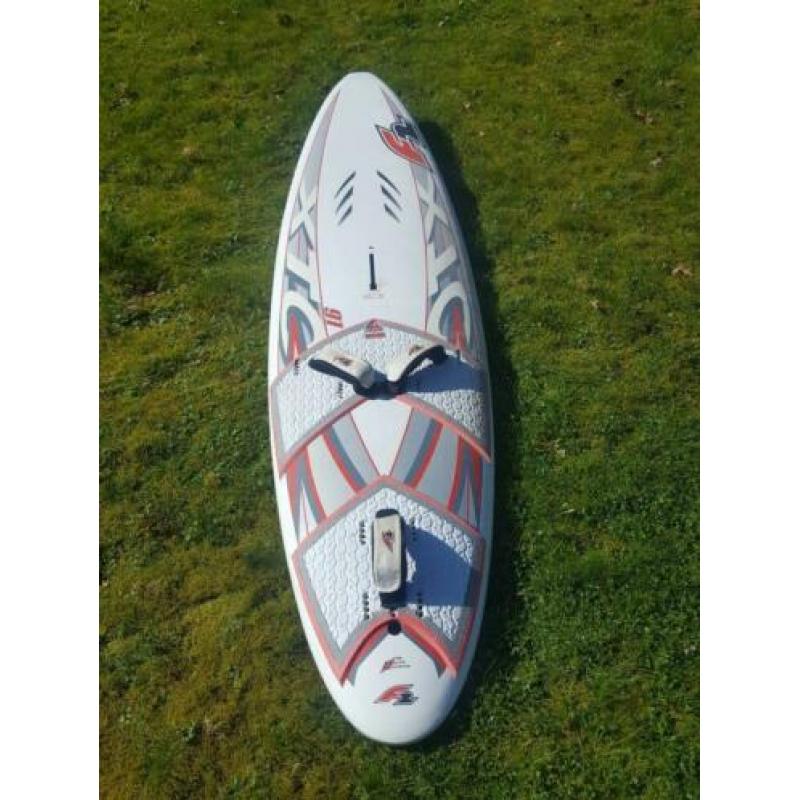 surfplanken - zeilen - masten - gieken