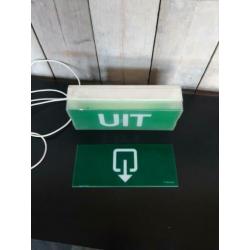 Groen UIT lamp, zo vindt je ze niet veel, erg origineel