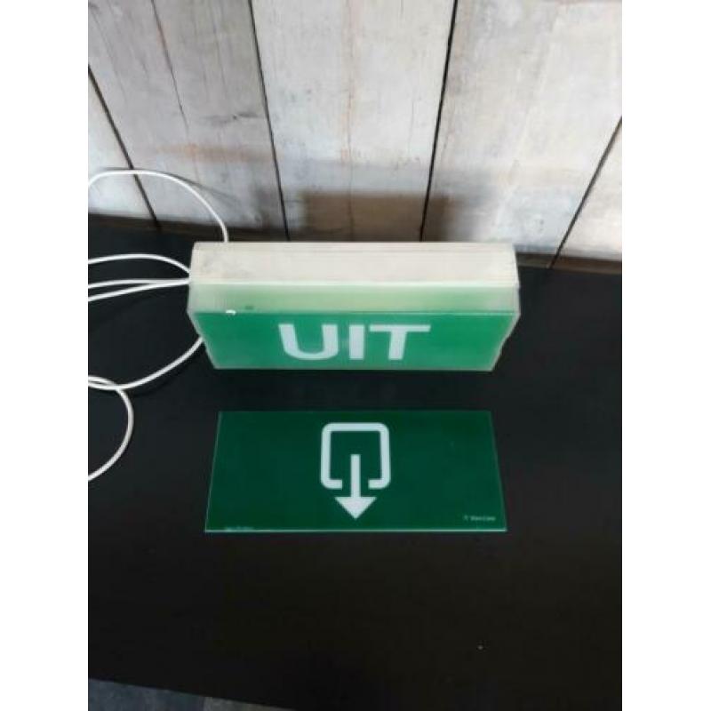 Groen UIT lamp, zo vindt je ze niet veel, erg origineel